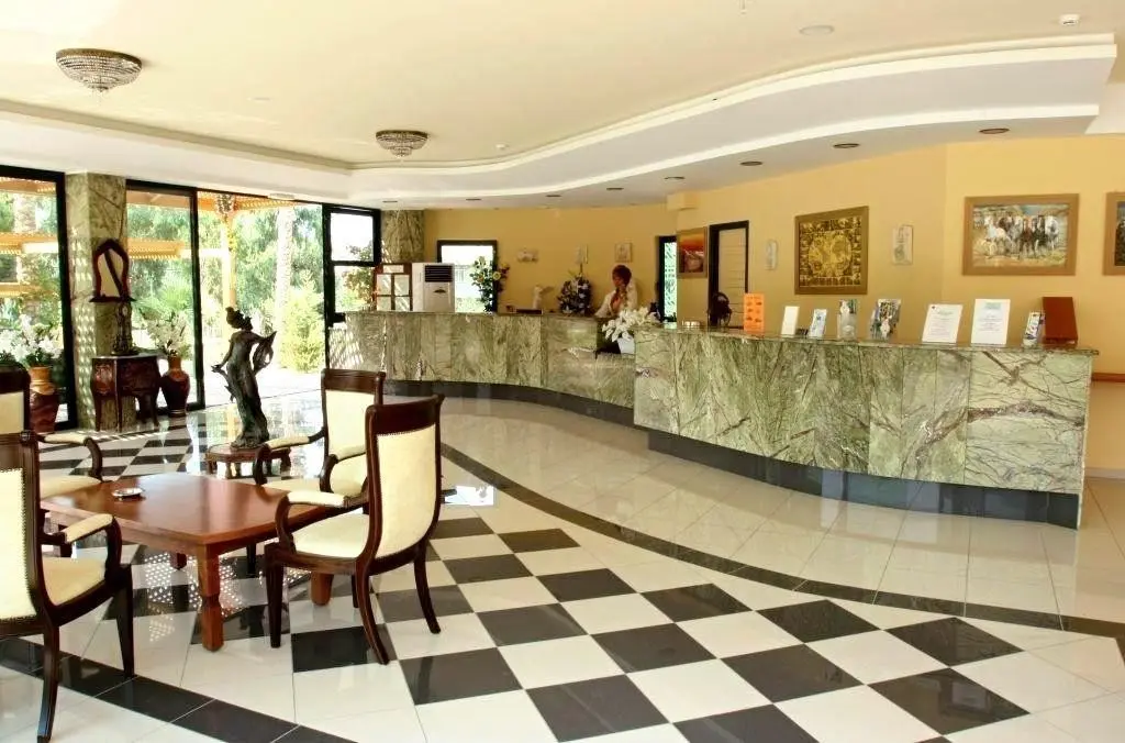 Lobby hotelu Eri Beach & Village