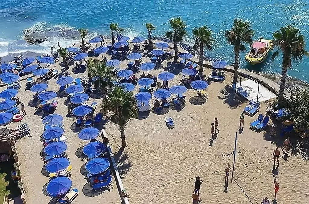 Plaża przy hotelu Eri Beach & Village