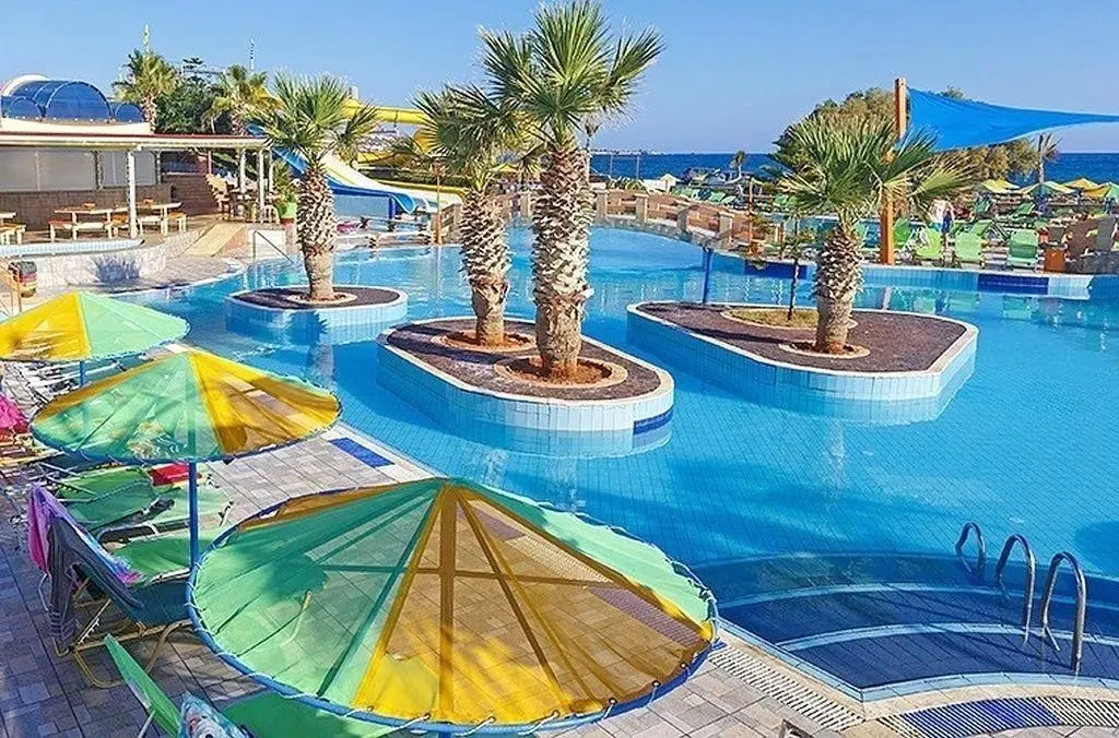 Basen w hotelu Eri Beach & Village