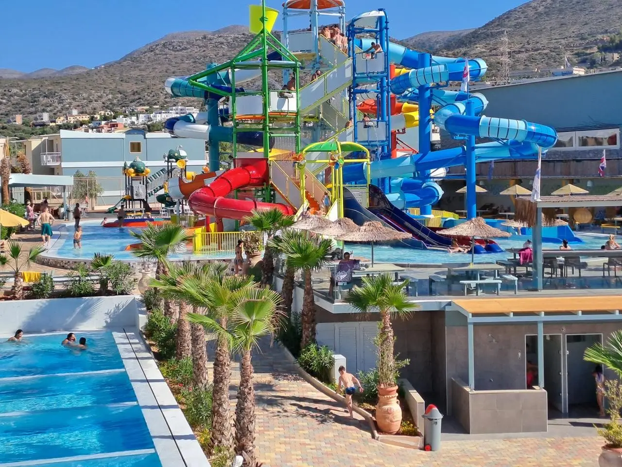 Basen w hotelu Eri Beach & Village