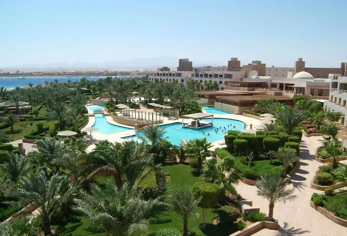 Basen w hotelu Fort Arabesque Resort Spa & Villas