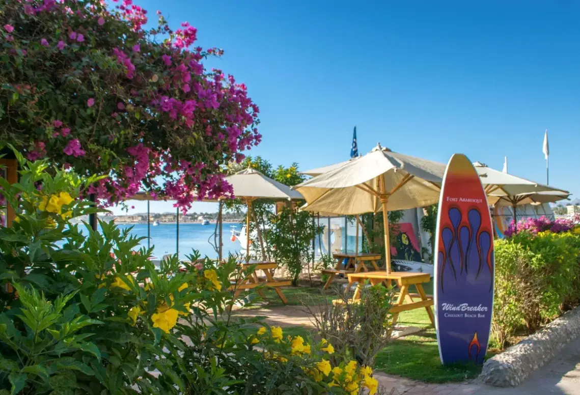 Plaża przy hotelu Fort Arabesque Resort Spa & Villas