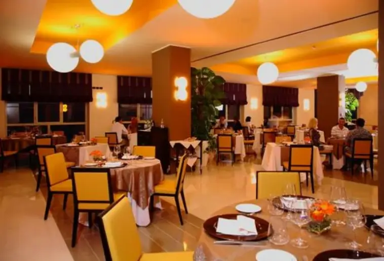 Restauracja i jedzenie w hotelu GH Avalon Sikani Resort