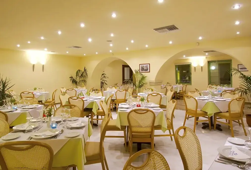 Restauracja i jedzenie w hotelu Giannoulis Grand Bay Beach Resort