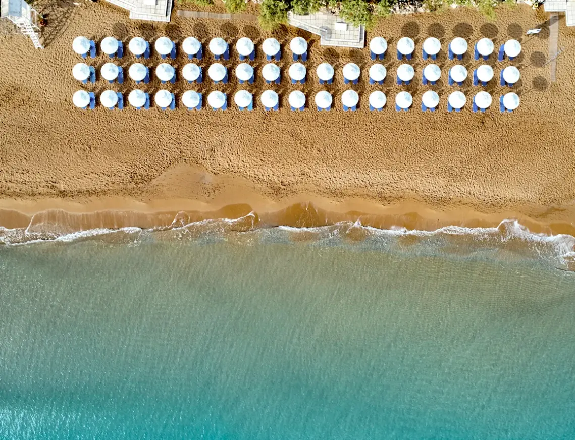 Plaża przy hotelu Giannoulis Santa Marina Beach Resort
