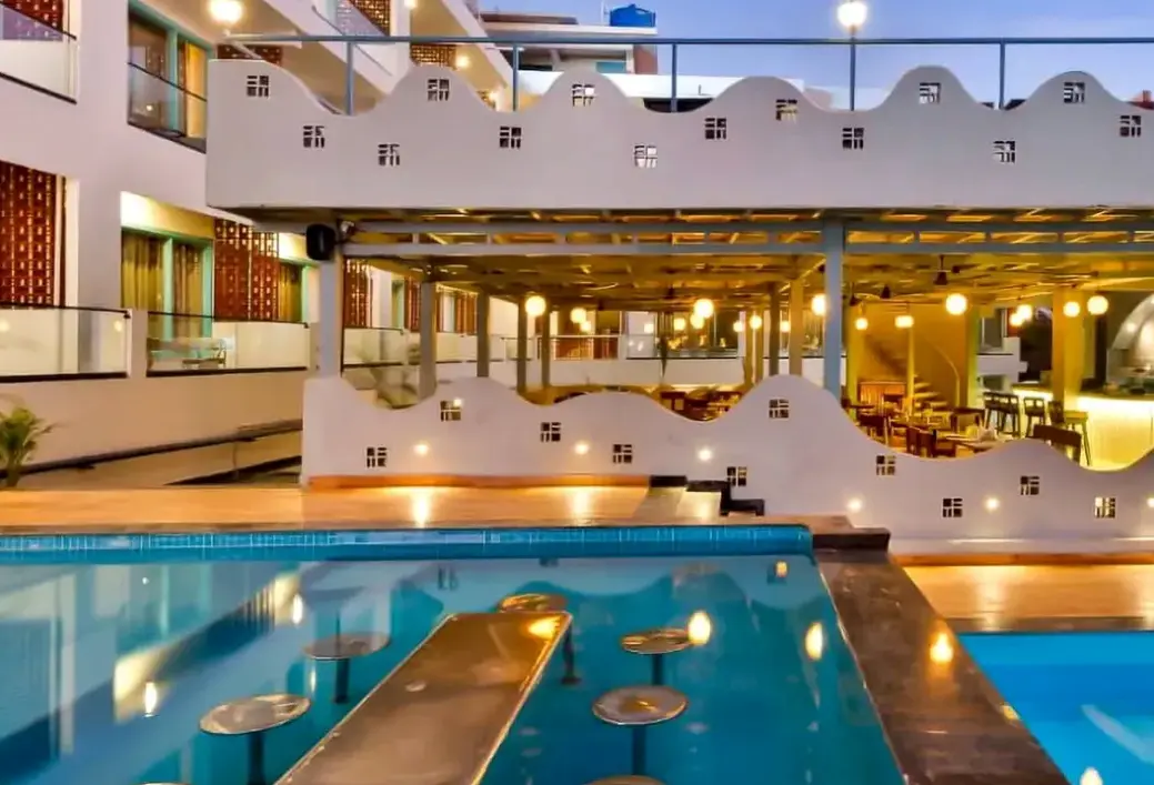 Basen w hotelu Grand Continent Morjim