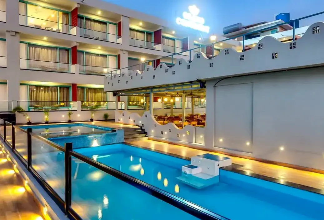 Basen w hotelu Grand Continent Morjim