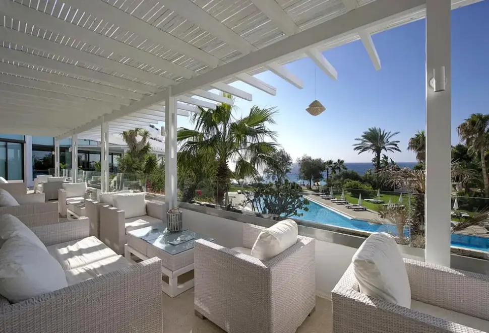 Widok z hotelu Grecian Sands Hotel