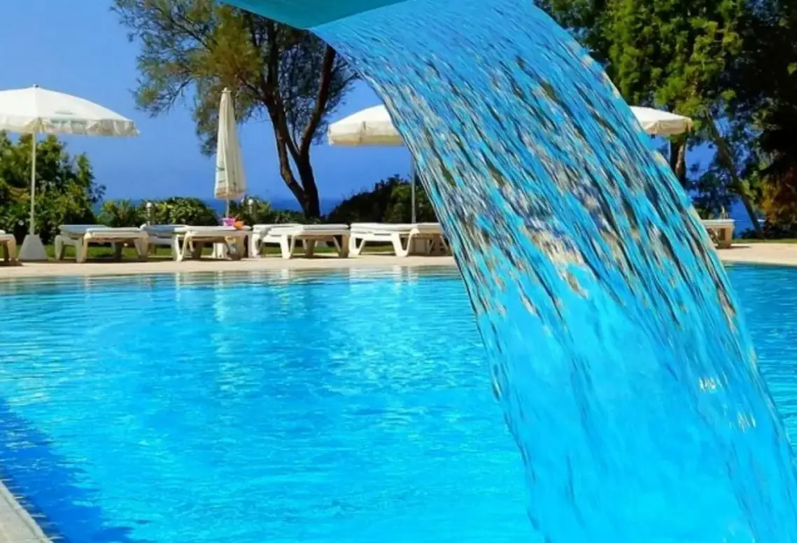 Basen w hotelu Grecian Sands Hotel