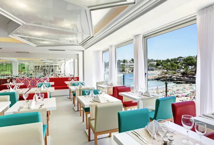 Restauracja i jedzenie w hotelu Grupotel Ibiza Beach Resort
