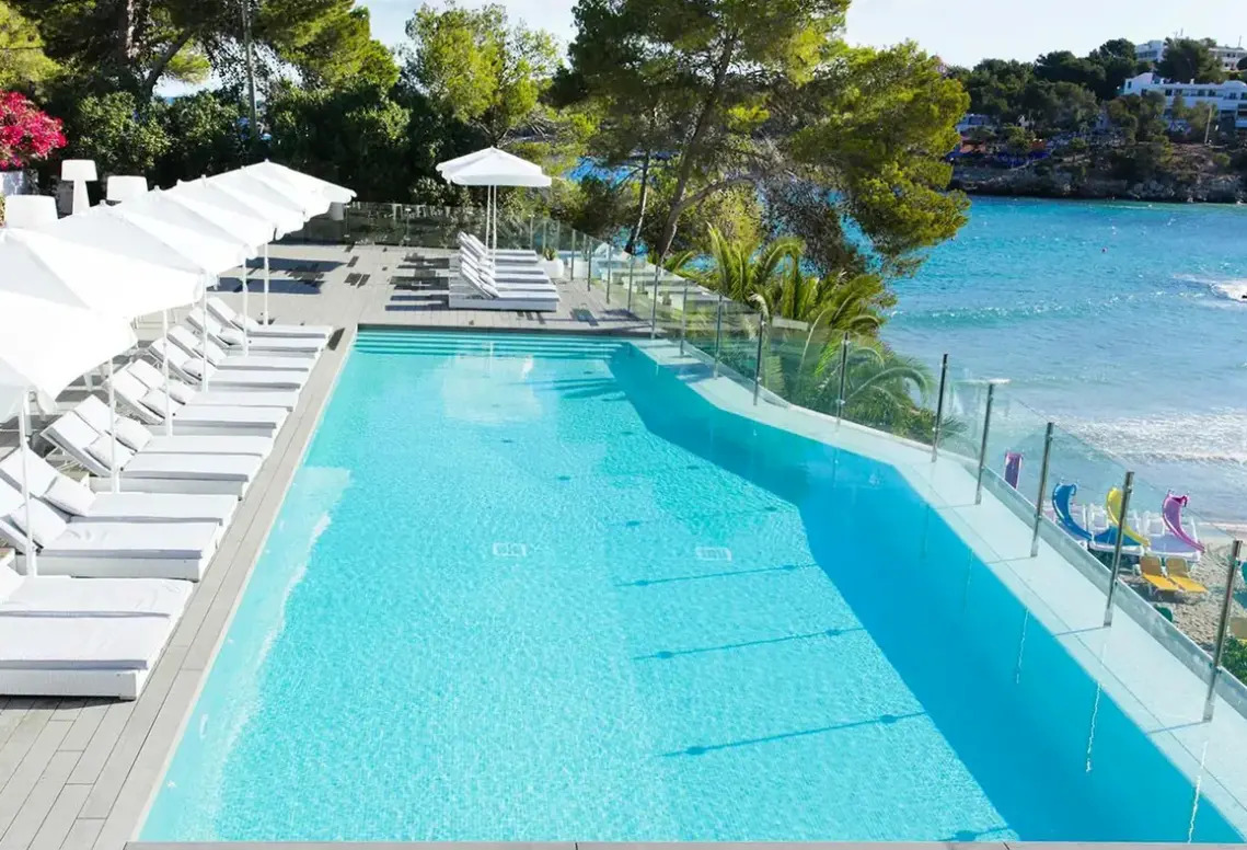 Basen w hotelu Grupotel Ibiza Beach Resort