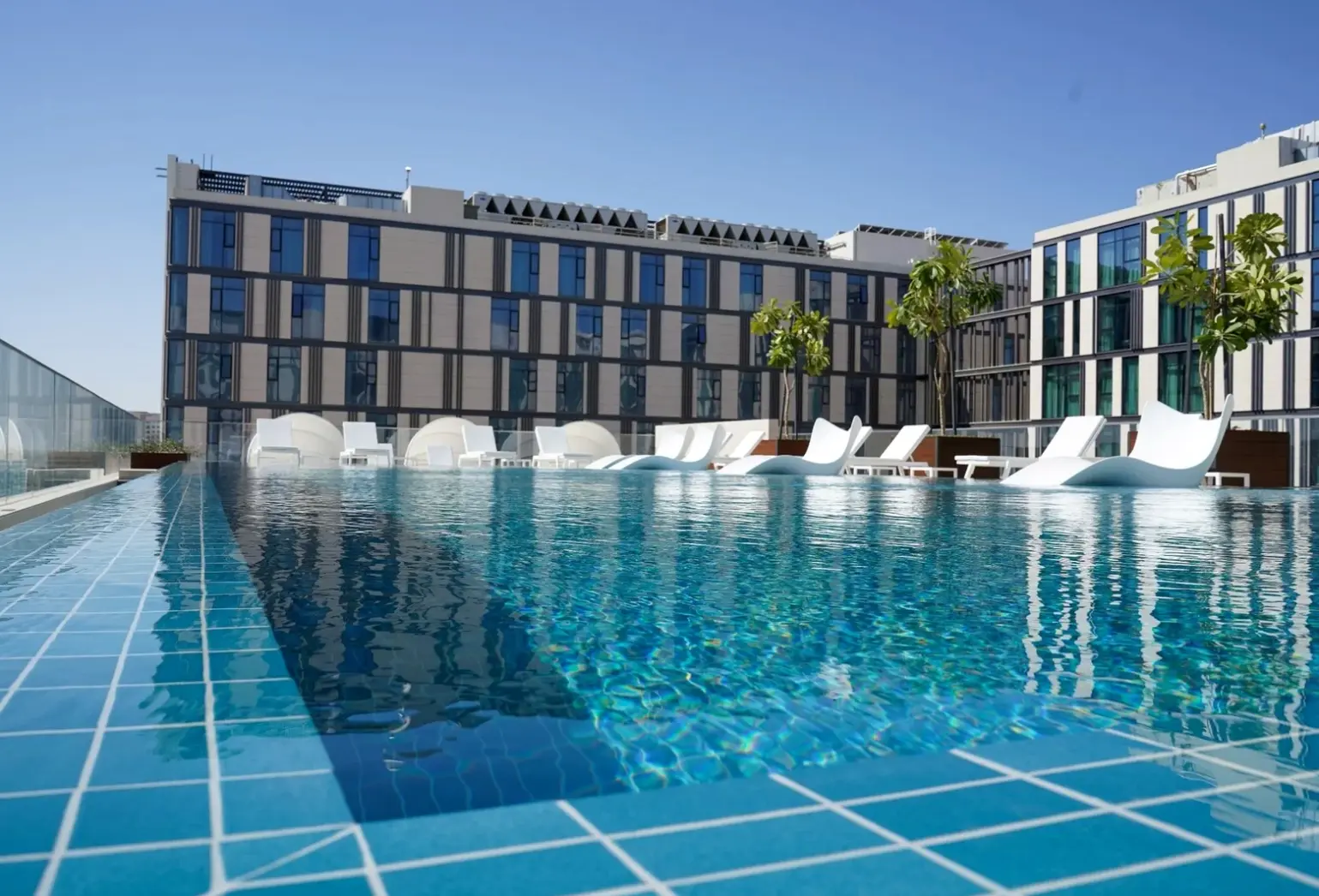 Basen w hotelu Holiday Inn Dubai Al-Maktoum Airport