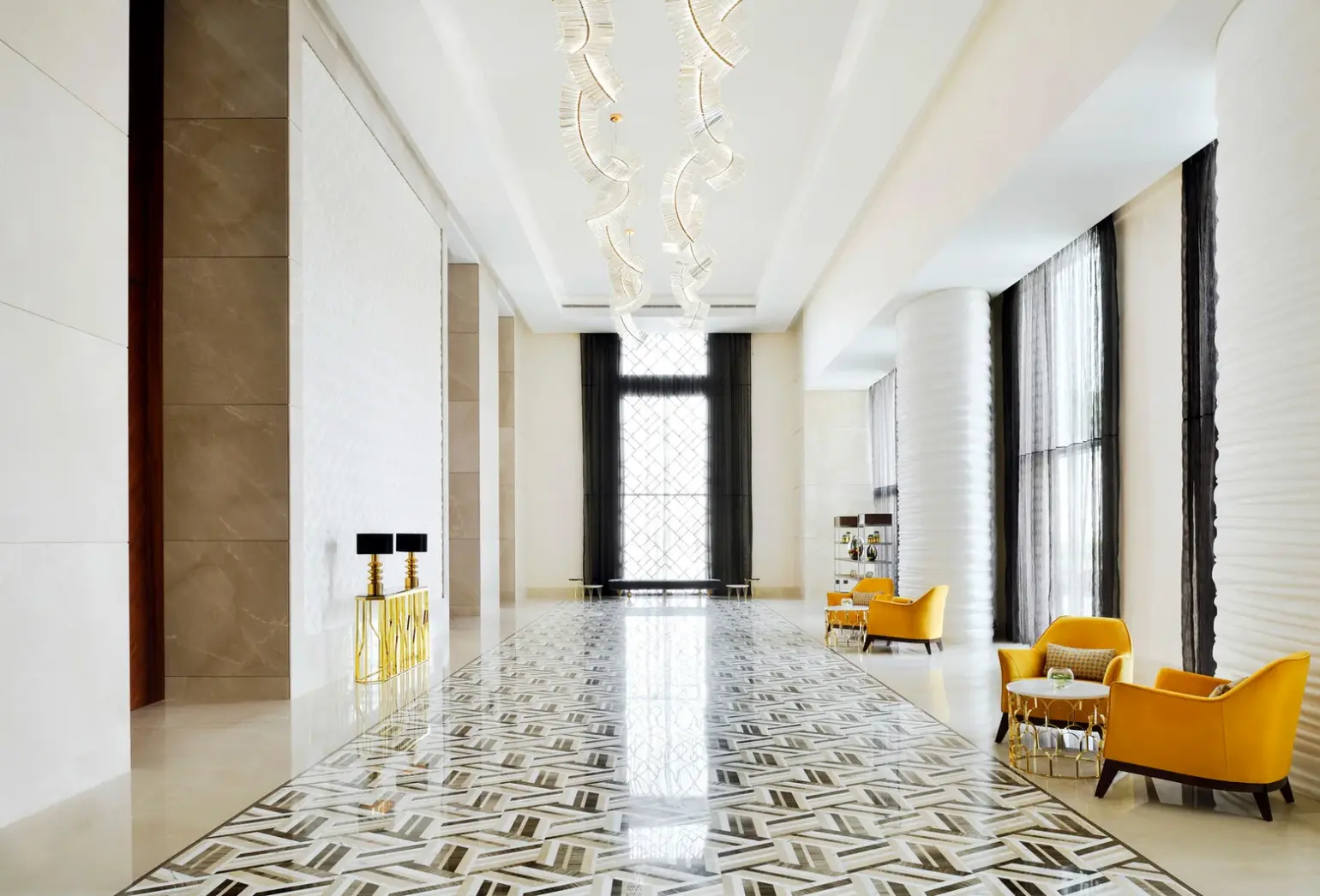 Lobby hotelu Holiday Inn Dubai Al-Maktoum Airport