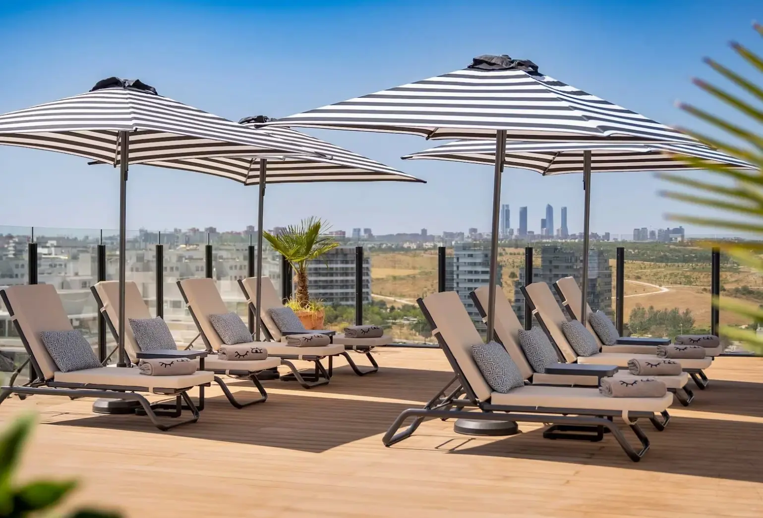 Basen w hotelu INNSiDE Madrid Valdebebas