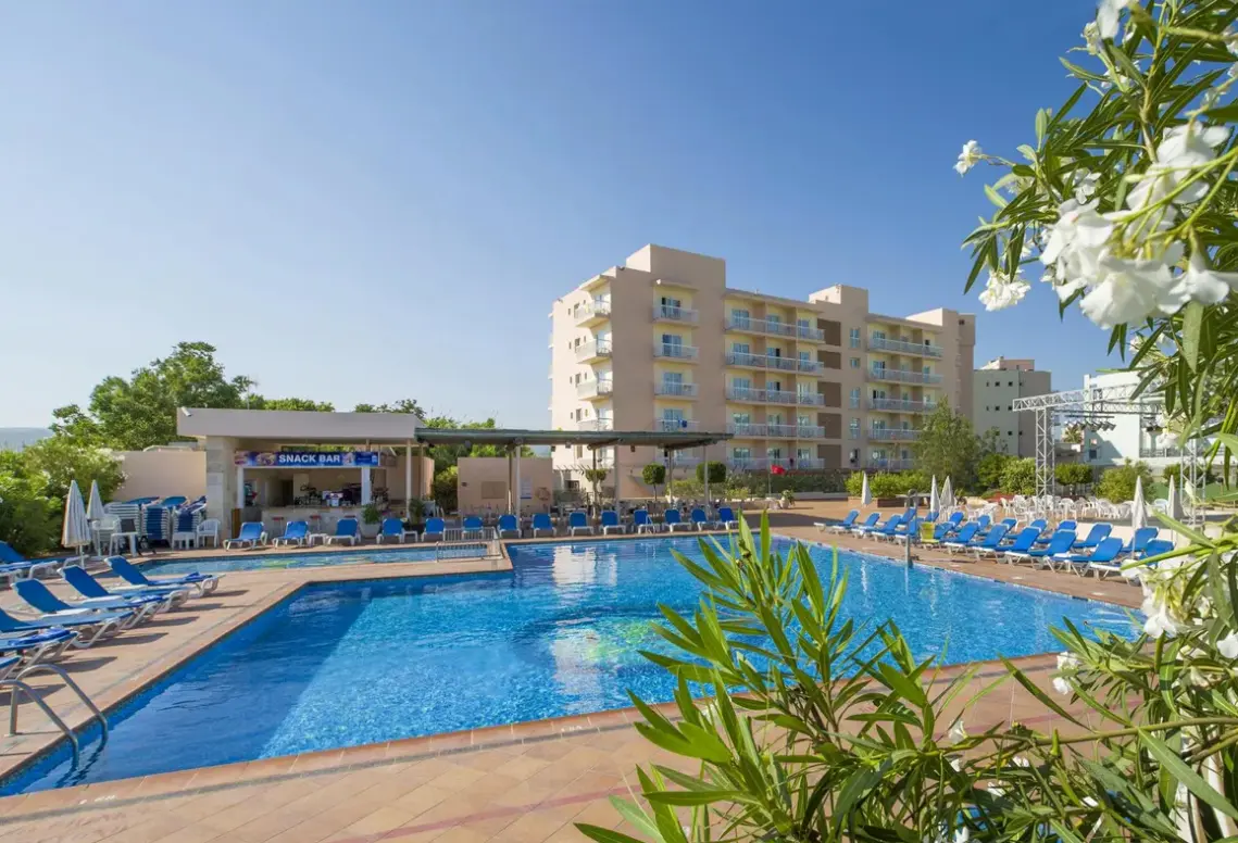 Basen w hotelu Invisa Es Pla