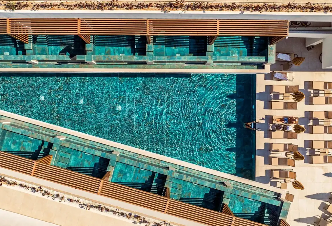 Basen w hotelu Ionis Art Luxury Suites