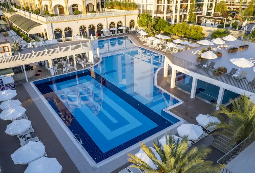 Basen w hotelu Jadore Deluxe Hotel & Spa