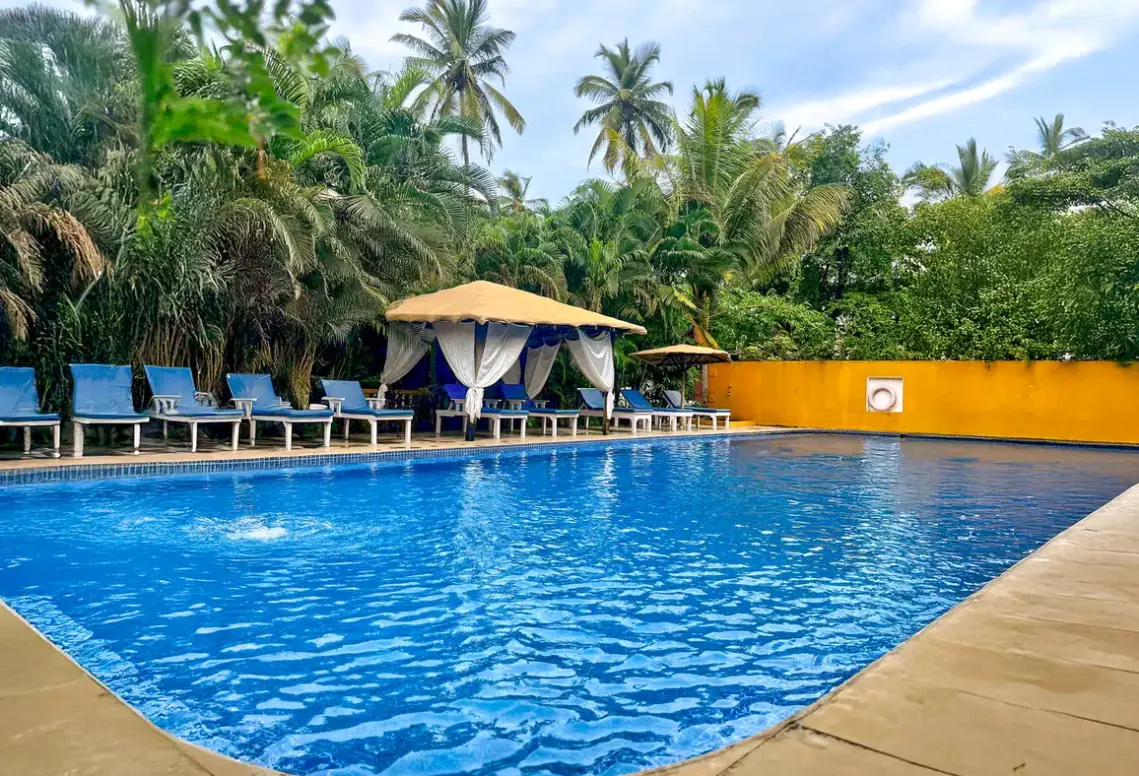Basen w hotelu jüSTa Morjim Beach Resort Goa