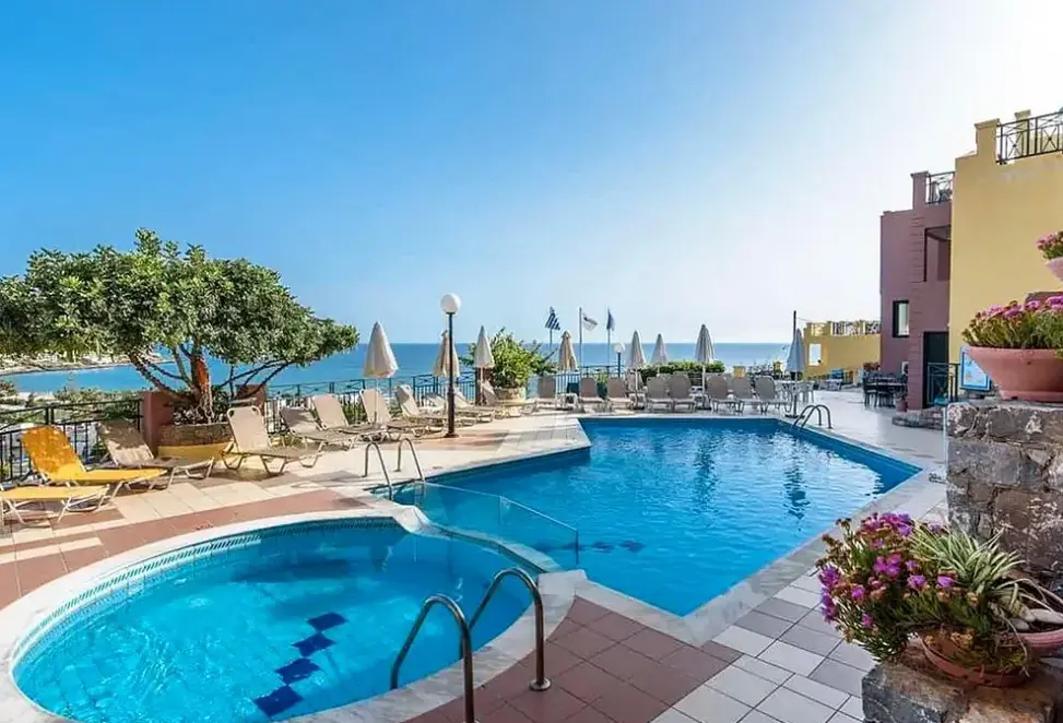 Basen w hotelu Katrin Hotel & Bungalows