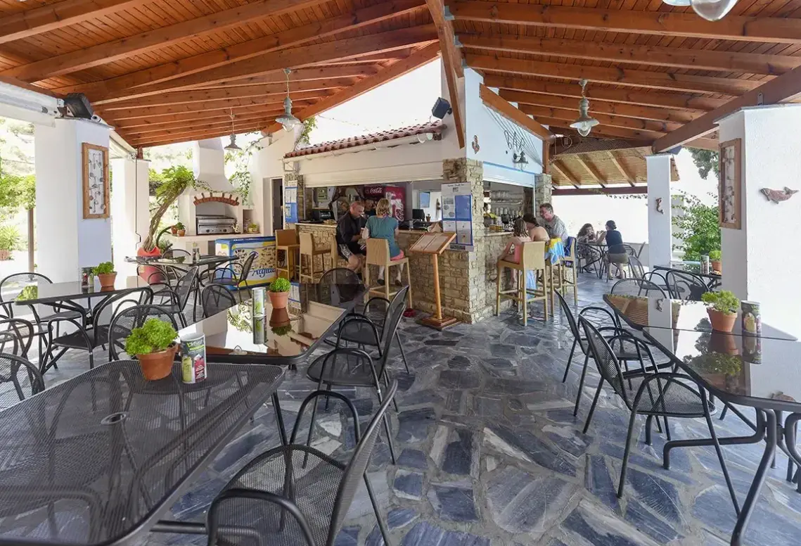 Restauracja i jedzenie w hotelu Kerveli Village
