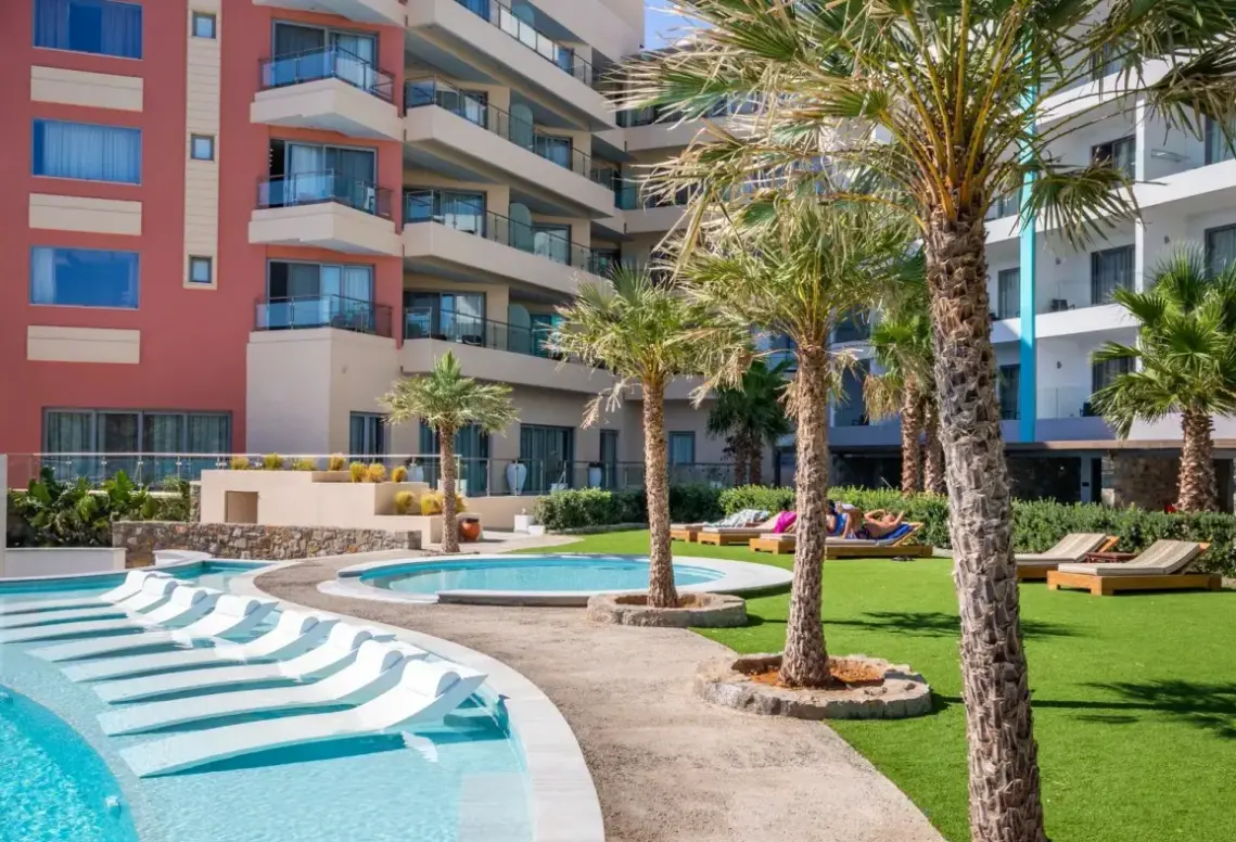 Basen w hotelu Konstantinos Palace