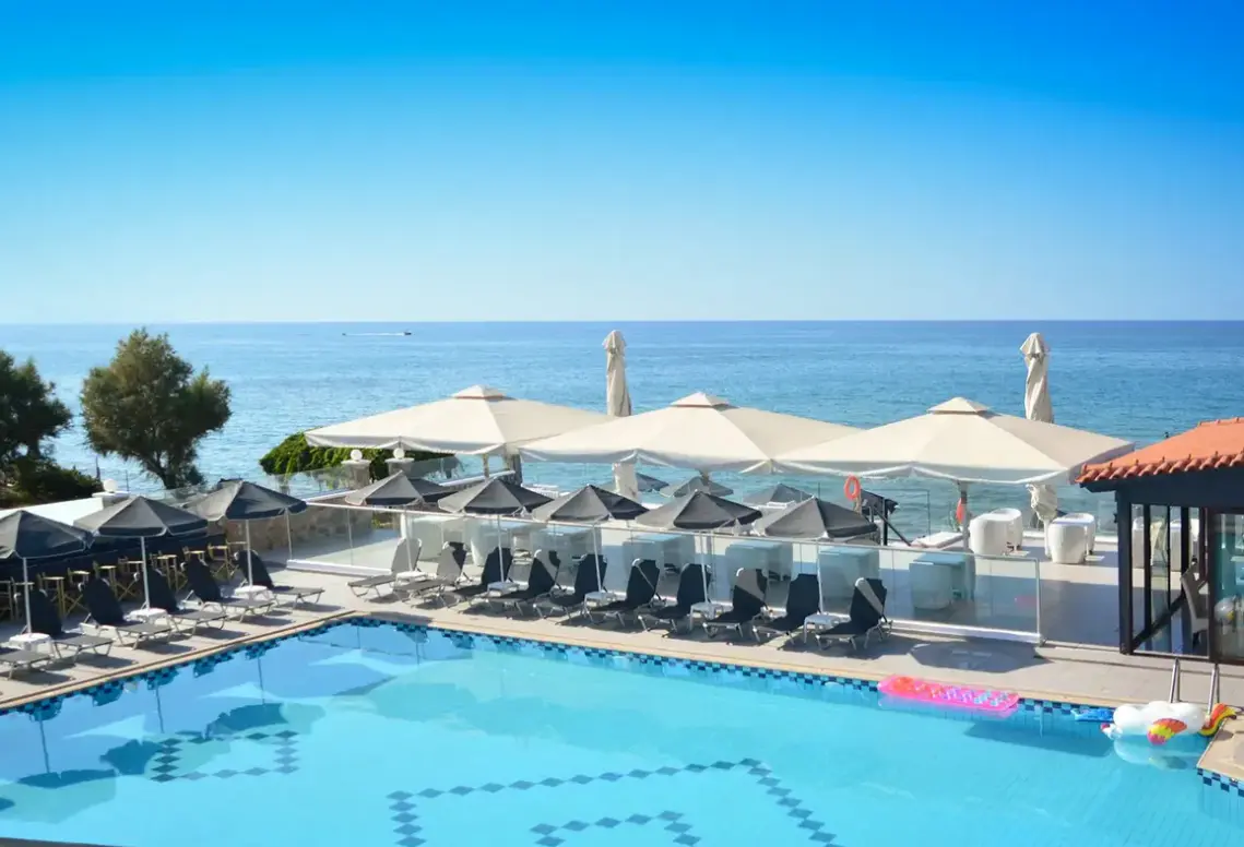 Basen w hotelu Krini Beach