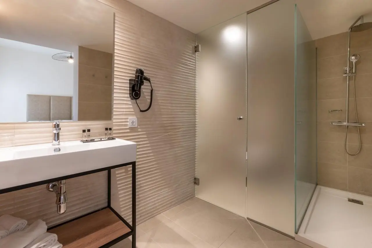 Łazienka w pokoju hotelu Las Arenas