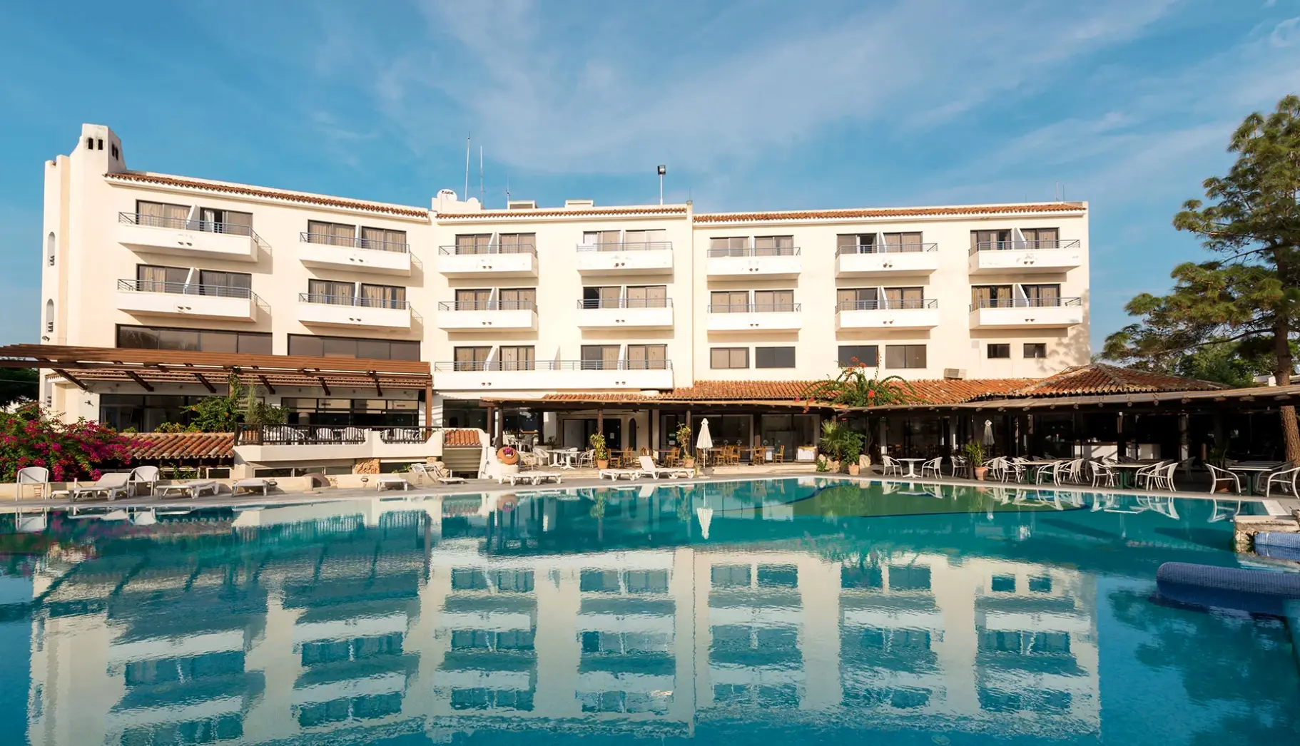 Basen w hotelu Paphos Gardens Holiday Resort