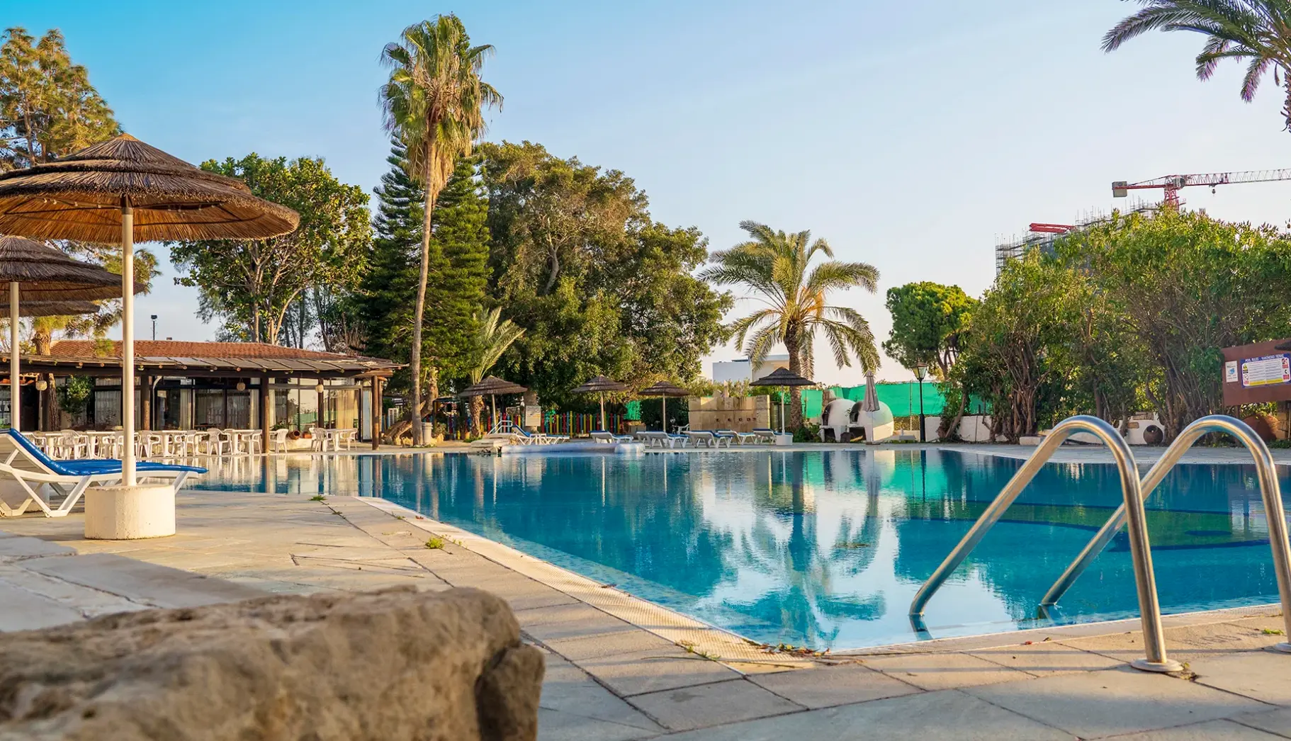 Basen w hotelu Paphos Gardens Holiday Resort