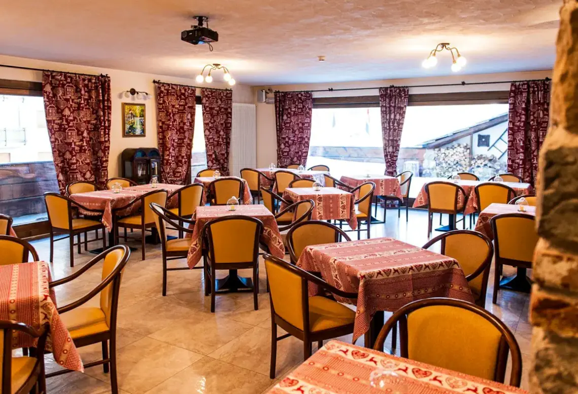 Restauracja i jedzenie w hotelu Limone Palace
