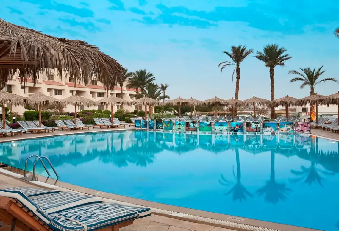 Basen w hotelu Long Beach Resort