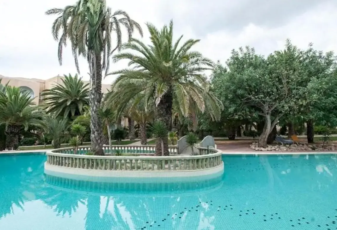 Basen w hotelu Méditerranee Thalasso Golf