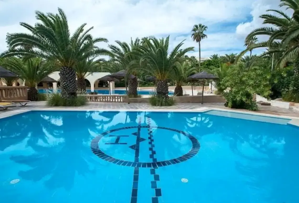 Basen w hotelu Méditerranee Thalasso Golf