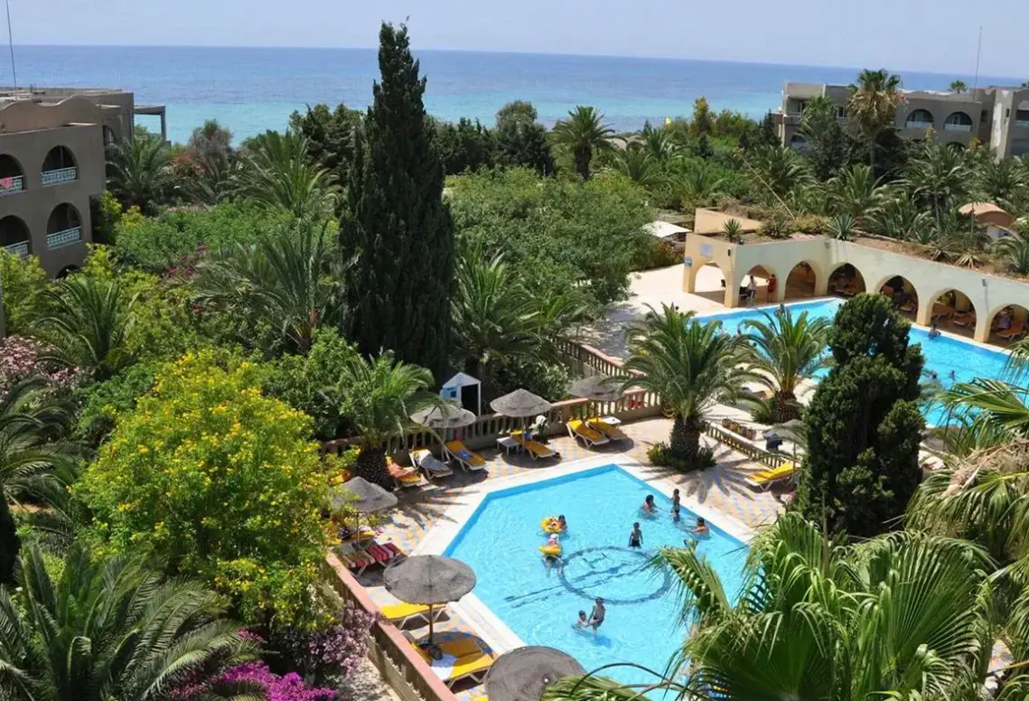 Basen w hotelu Méditerranee Thalasso Golf