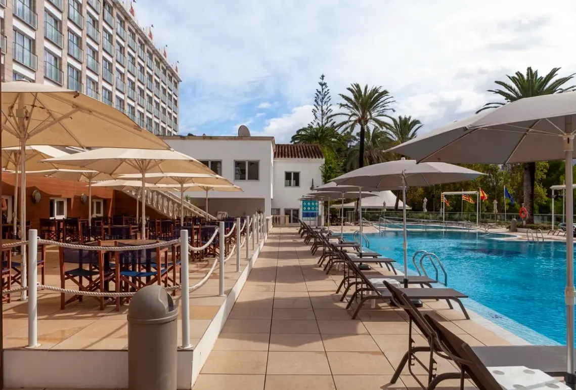 Basen w hotelu Minura Cala Galdana Hotel & Apartments d'Aljandar