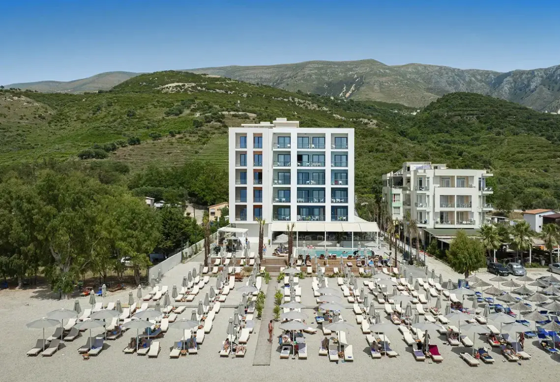 Basen w hotelu Morina Beach