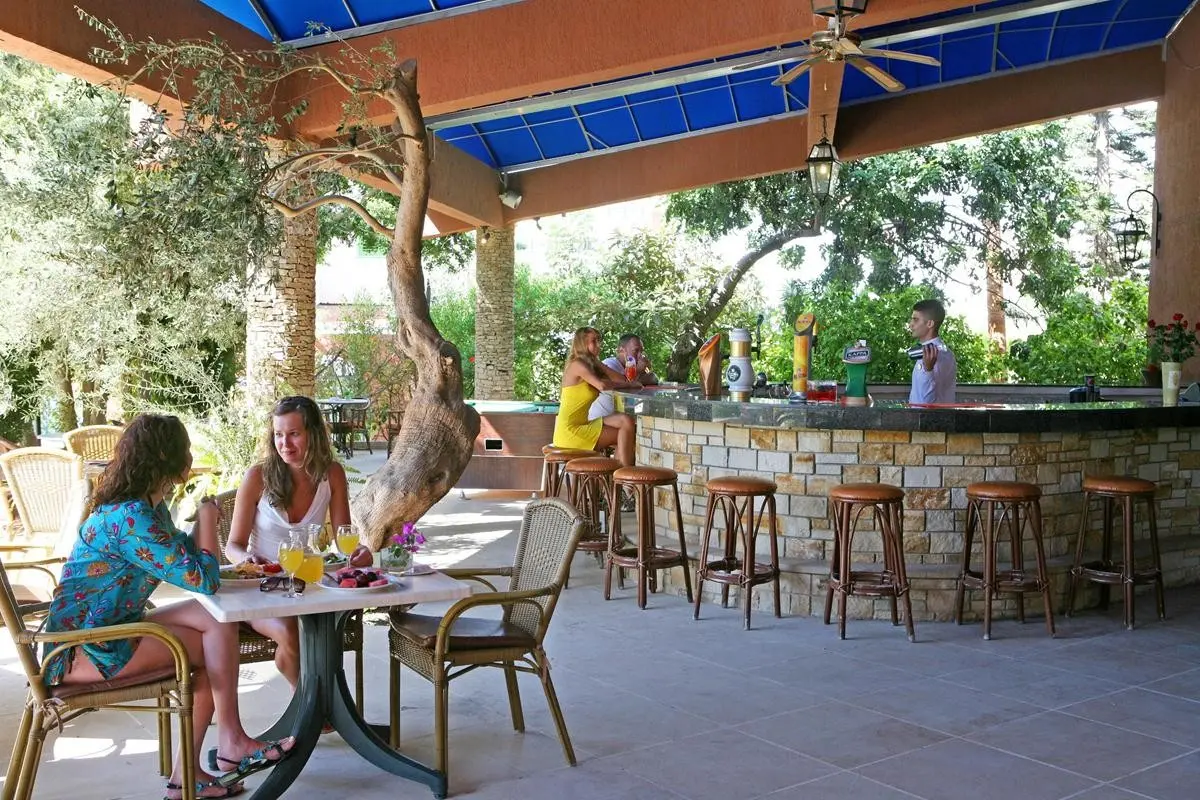 Restauracja i jedzenie w hotelu Navarria Blue