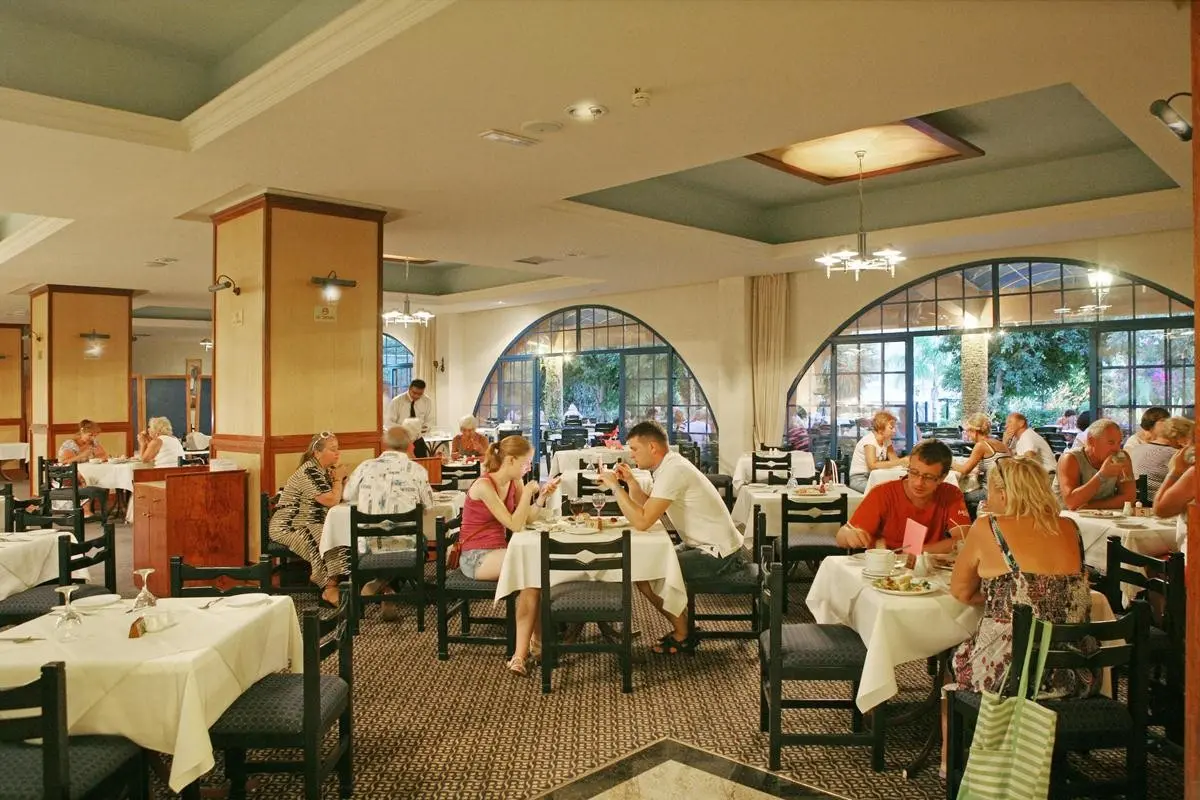 Restauracja i jedzenie w hotelu Navarria Blue