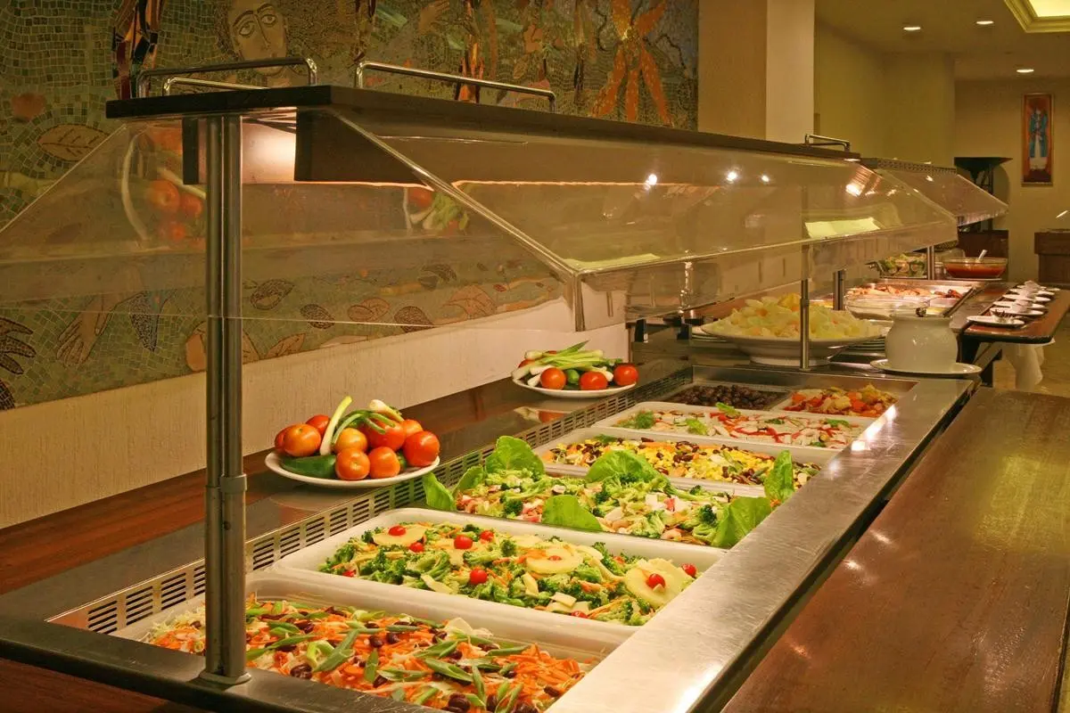 Restauracja i jedzenie w hotelu Navarria Blue