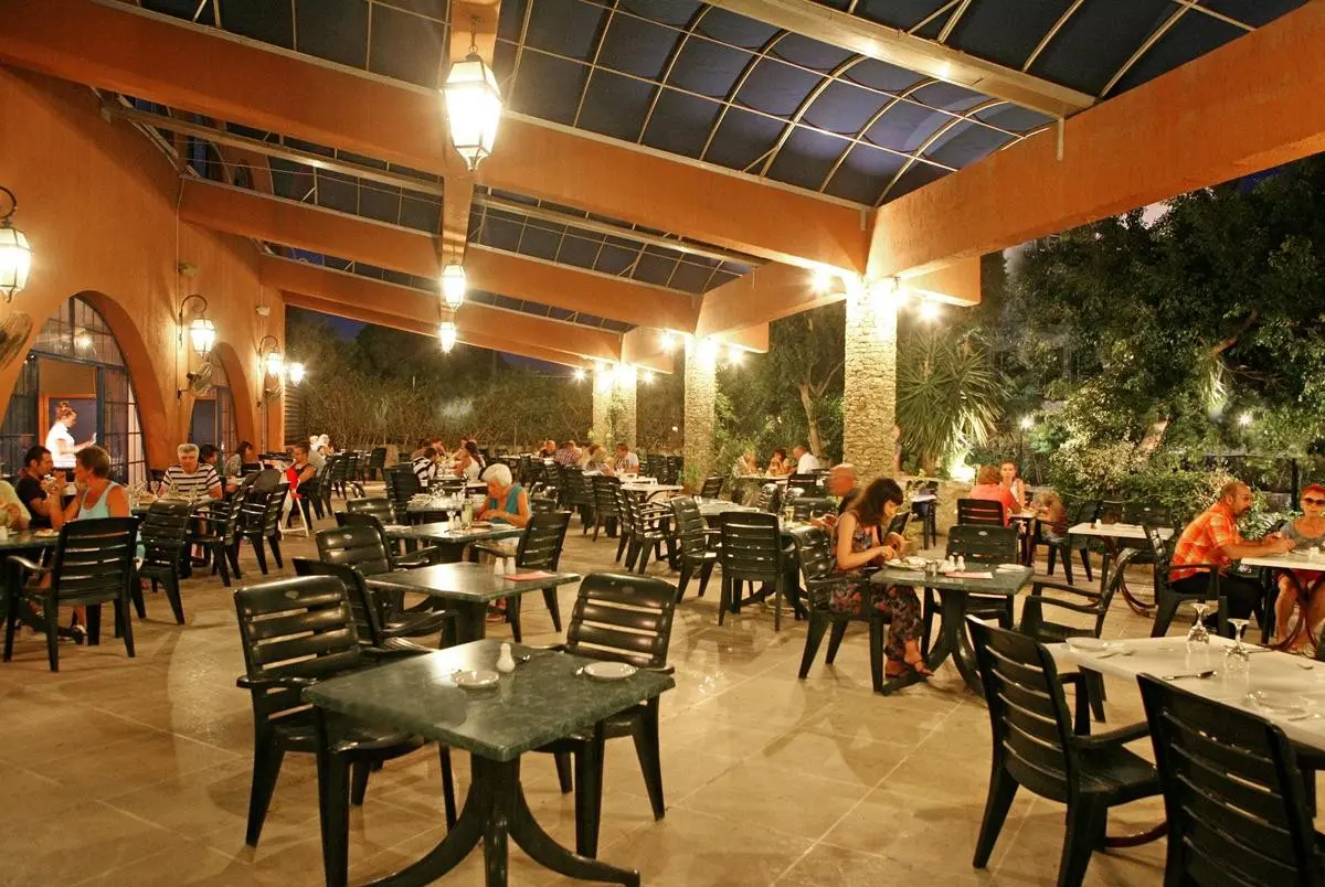 Restauracja i jedzenie w hotelu Navarria Blue