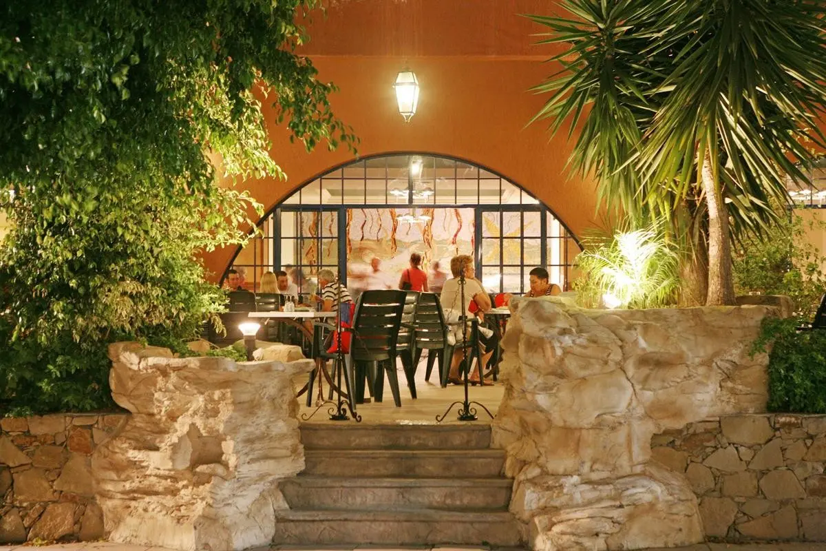 Restauracja i jedzenie w hotelu Navarria Blue