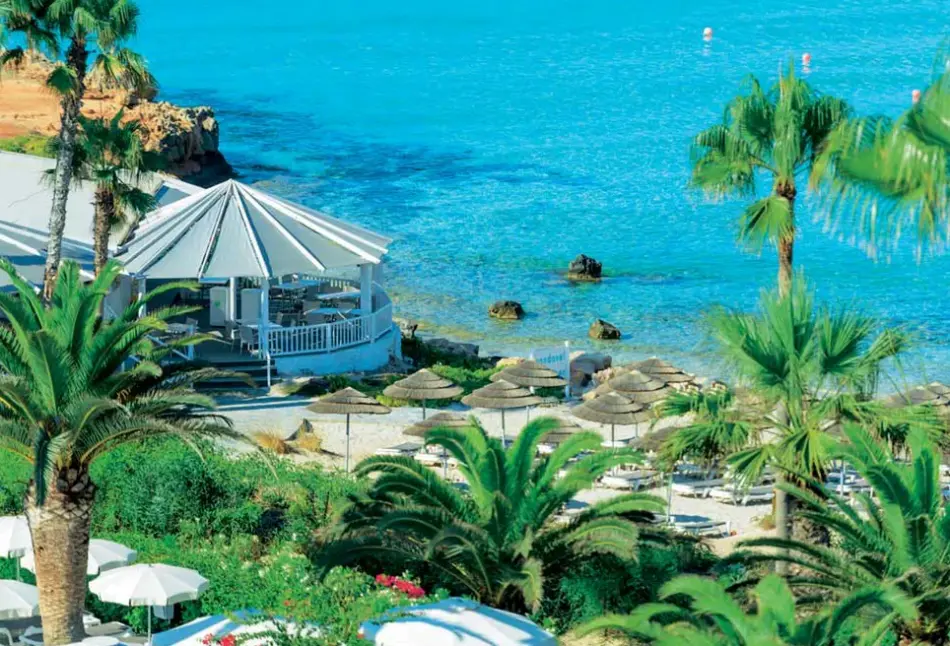 Plaża przy hotelu Nissi Beach Resort