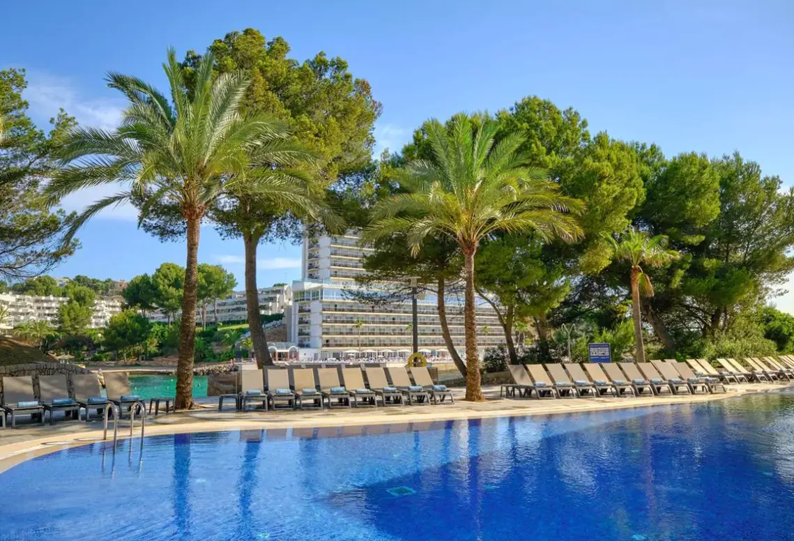 Basen w hotelu Occidental Cala Viñas