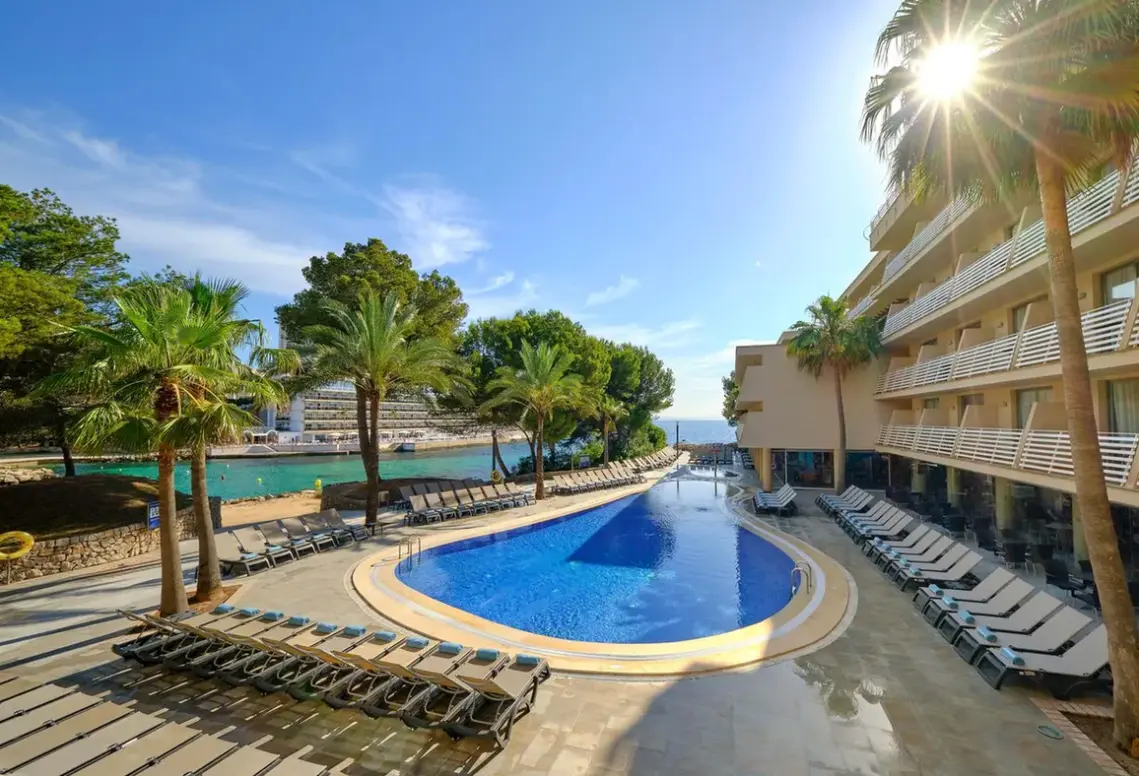 Basen w hotelu Occidental Cala Viñas