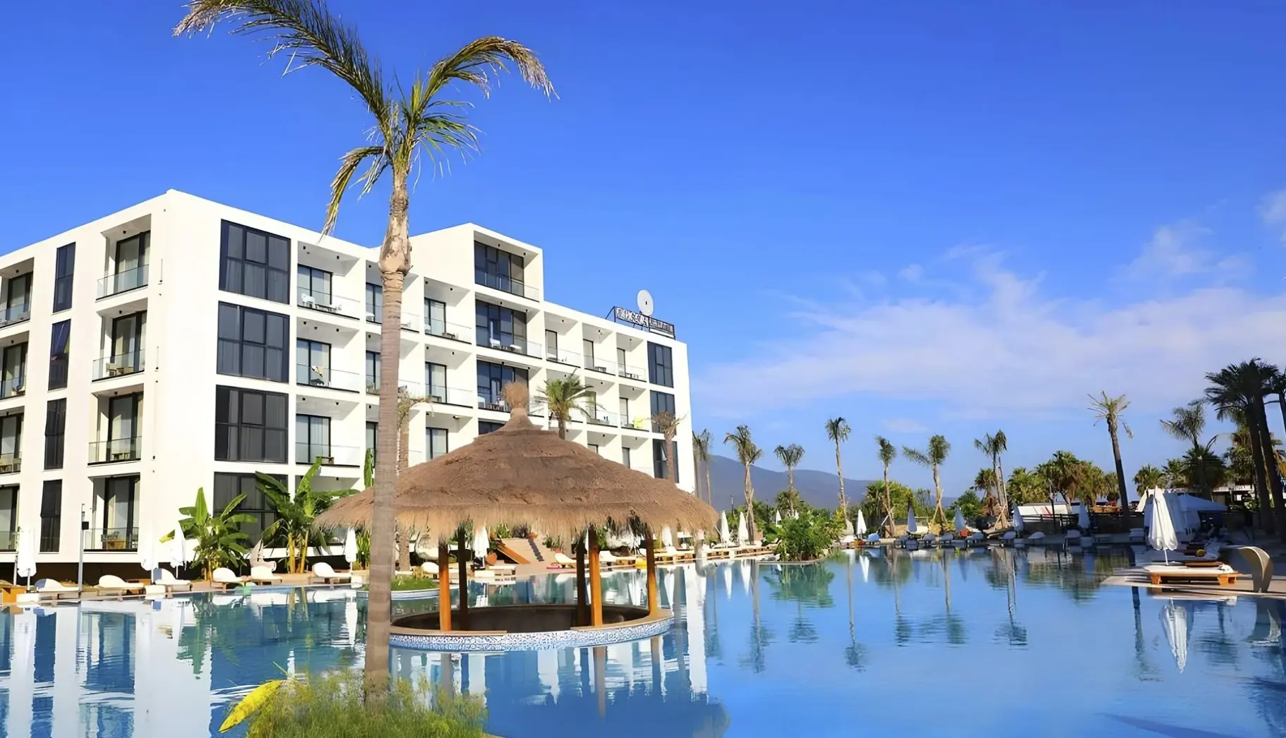 Basen w hotelu Oricon Coast Resort