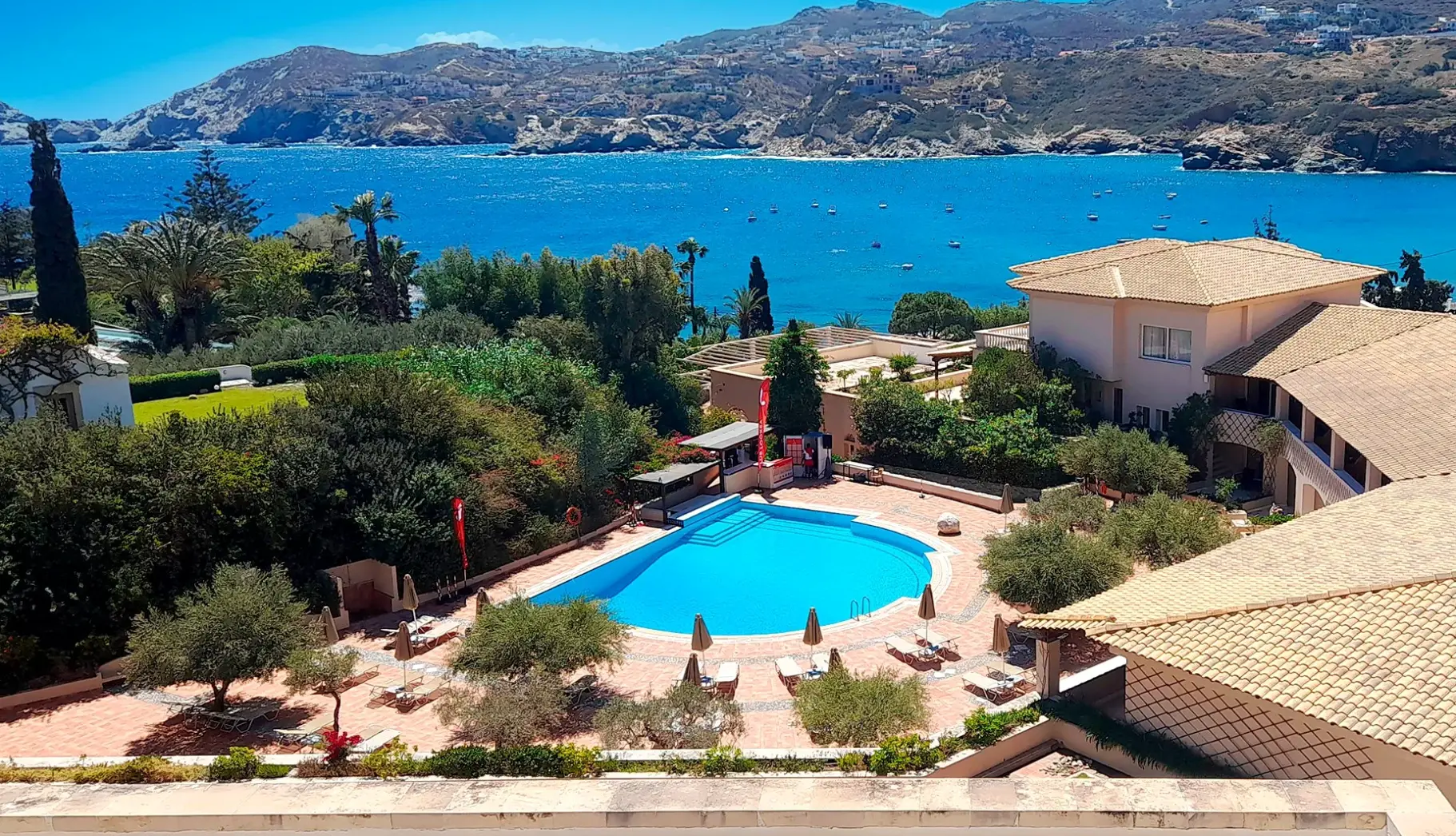 Basen w hotelu Out of the Blue Beach Resort