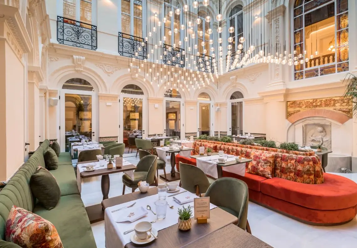 Restauracja i jedzenie w hotelu Palacio Gran Vía, a Royal Hideaway Hotel