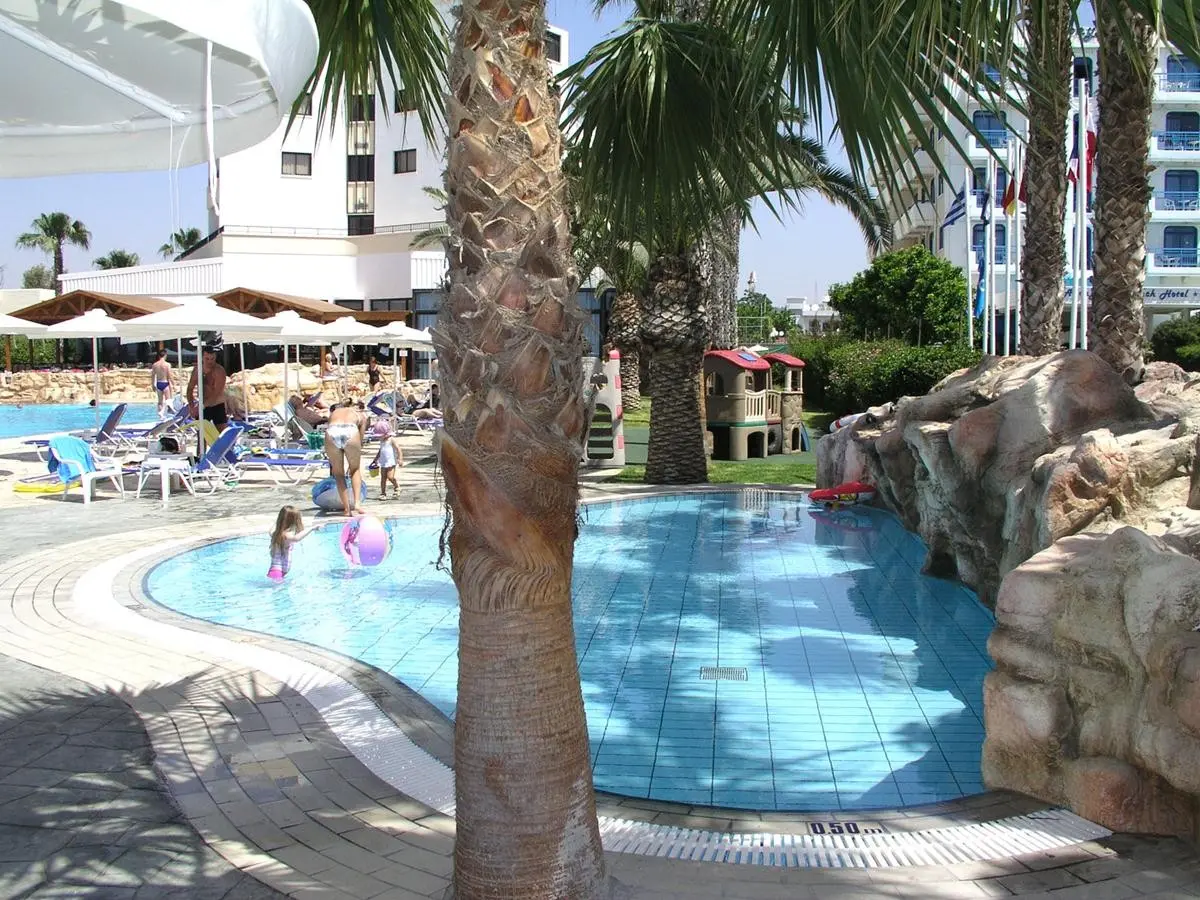 Basen w hotelu Pavlo Napa Beach