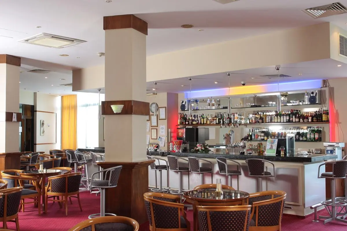 Restauracja i jedzenie w hotelu Pavlo Napa Beach
