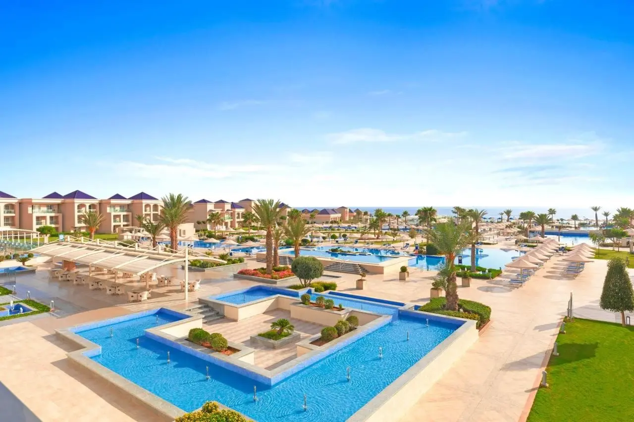 Basen w hotelu Pickalbatros White Beach Resort